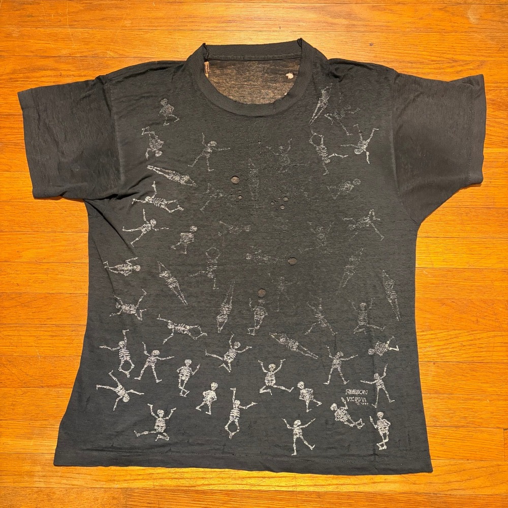 Vintage 1988 Fashion Victim Skeleton All Over Print T-Shirt Black Distressed L